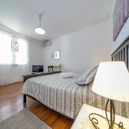 Aneli - Comfort One Bedroom With Terrace And Sea View A1 Daire